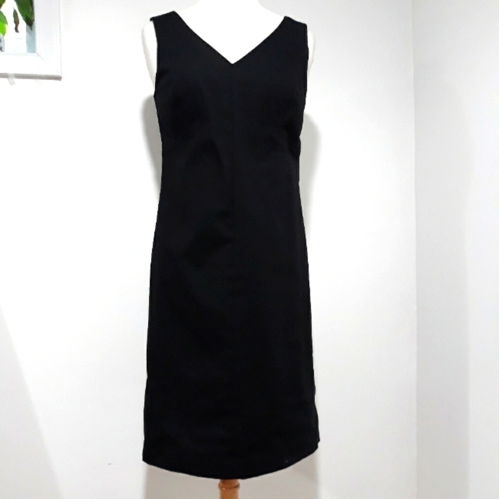 Talbots sleeveless V collar lining black dress size 8.